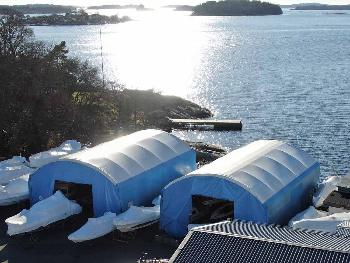 To lejede telthaller i blå farve på Korsholmsværftet i skærgården.